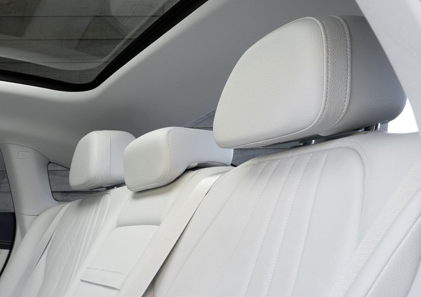 Mercedes V250 front angle – elegant and roomy van for business or leisure