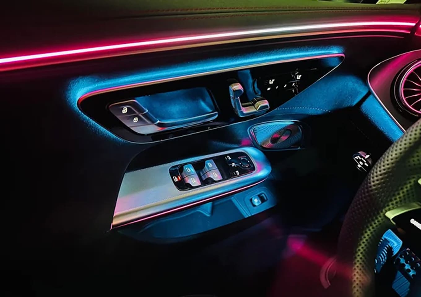 Mercedes V250 side profile – comfort-first group mobility